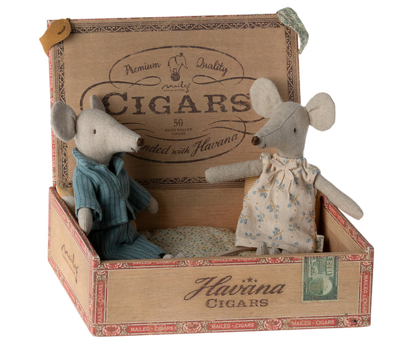 Ratoncitos papá y mamá en su caja de puros 2023