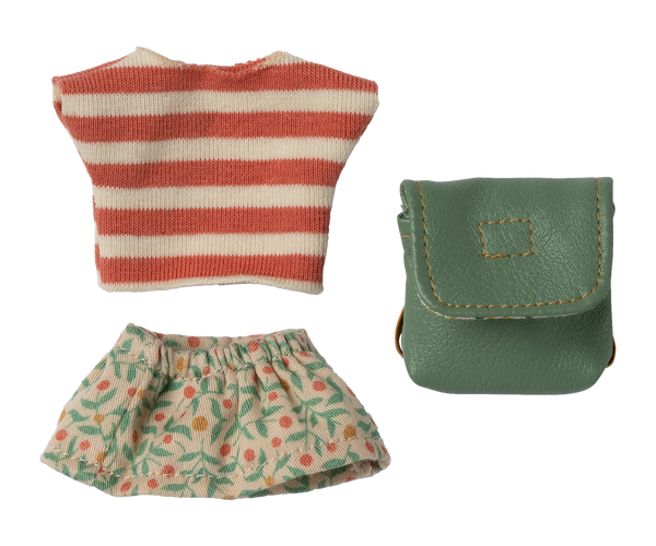 Ropa y mochila verde - Ratoncita hermana mayor