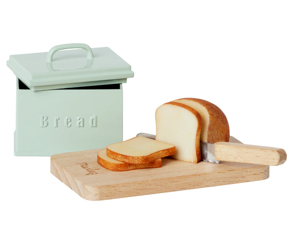 Pan con su panera, tabla y cuchillo